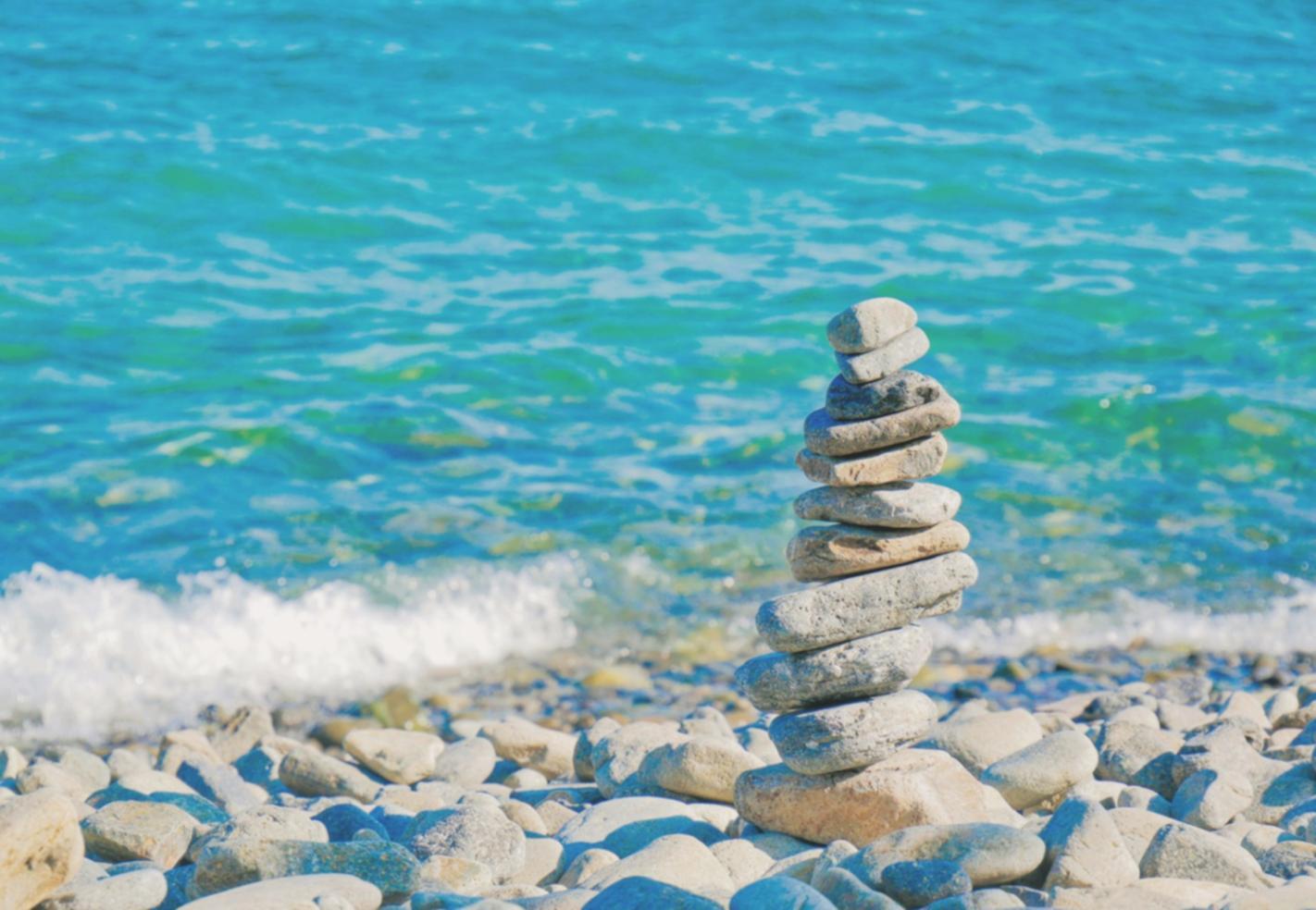 Person praktiziert bewusste Atemübungen in ruhiger Atmosphäre