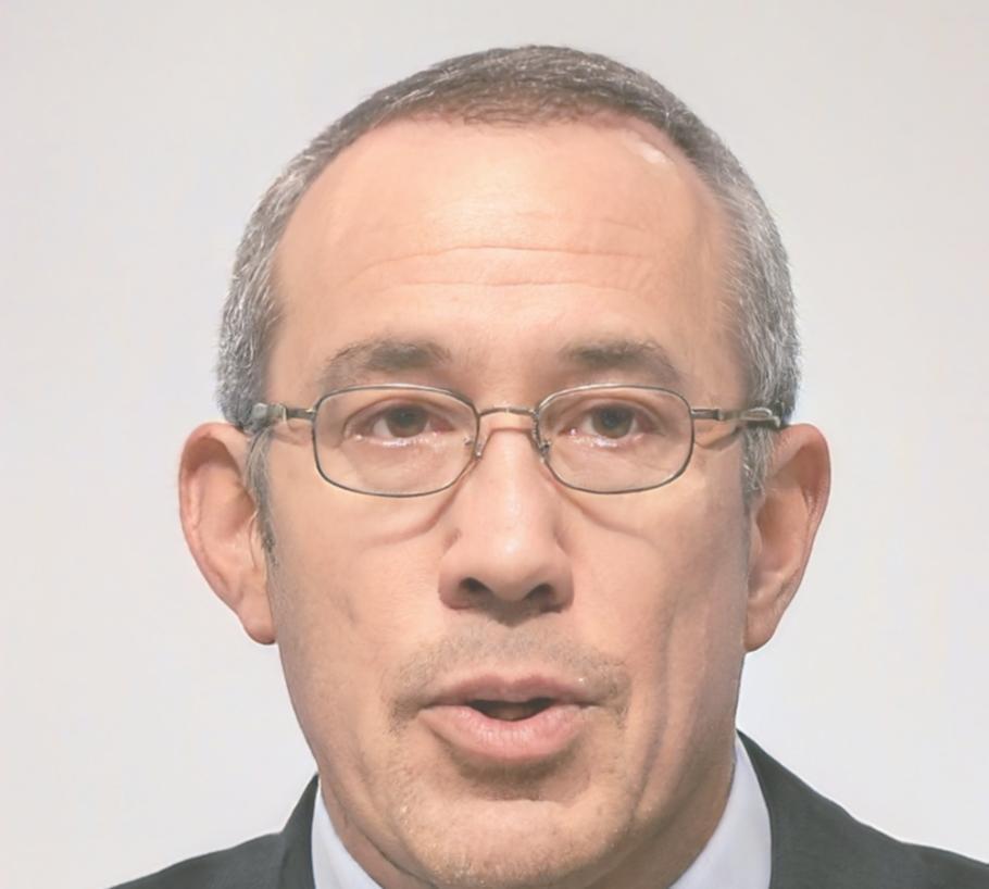 Erfahrener Atemtherapeut und Programmentwickler beim Unterrichten von Atemtechniken