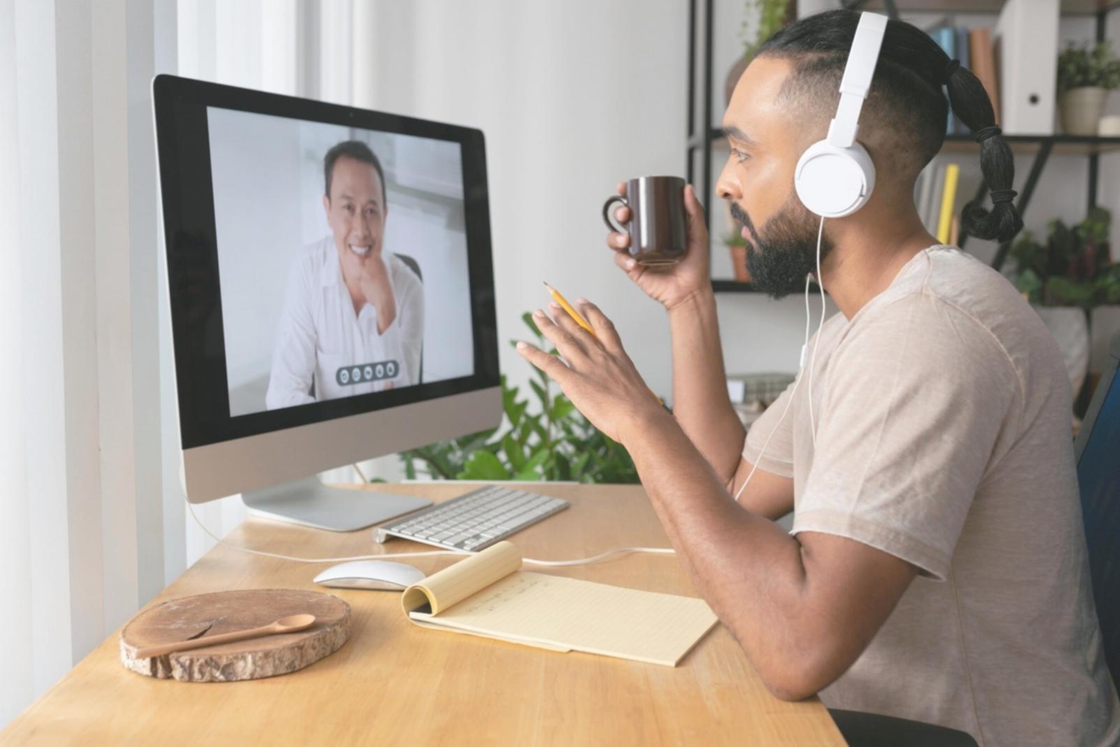 Entspannte Lernumgebung für Atemtechniken mit natürlichem Licht