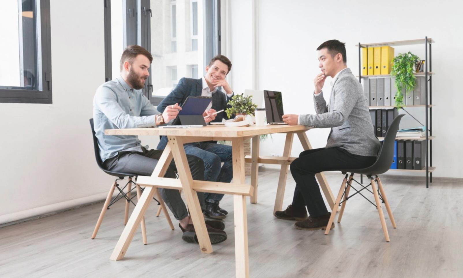 Gruppe bei gemeinsamer Atemübung im Freien